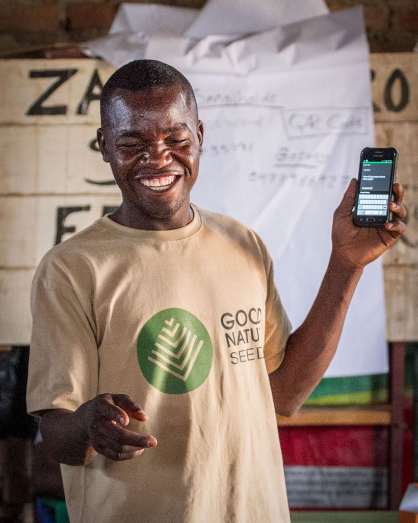 Tedson Tembo trains extension team (PEAs) on using Smallholdr mobile app
